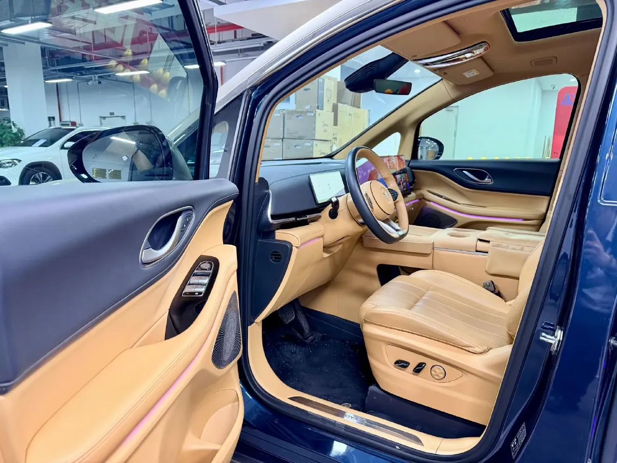 2025 Voyah Dream 1.5T 150HP L4 PHEV 41.7KWH,autocango,china used car exporter,china ev exporter,chinese used car exporter,chinese used ev exporter