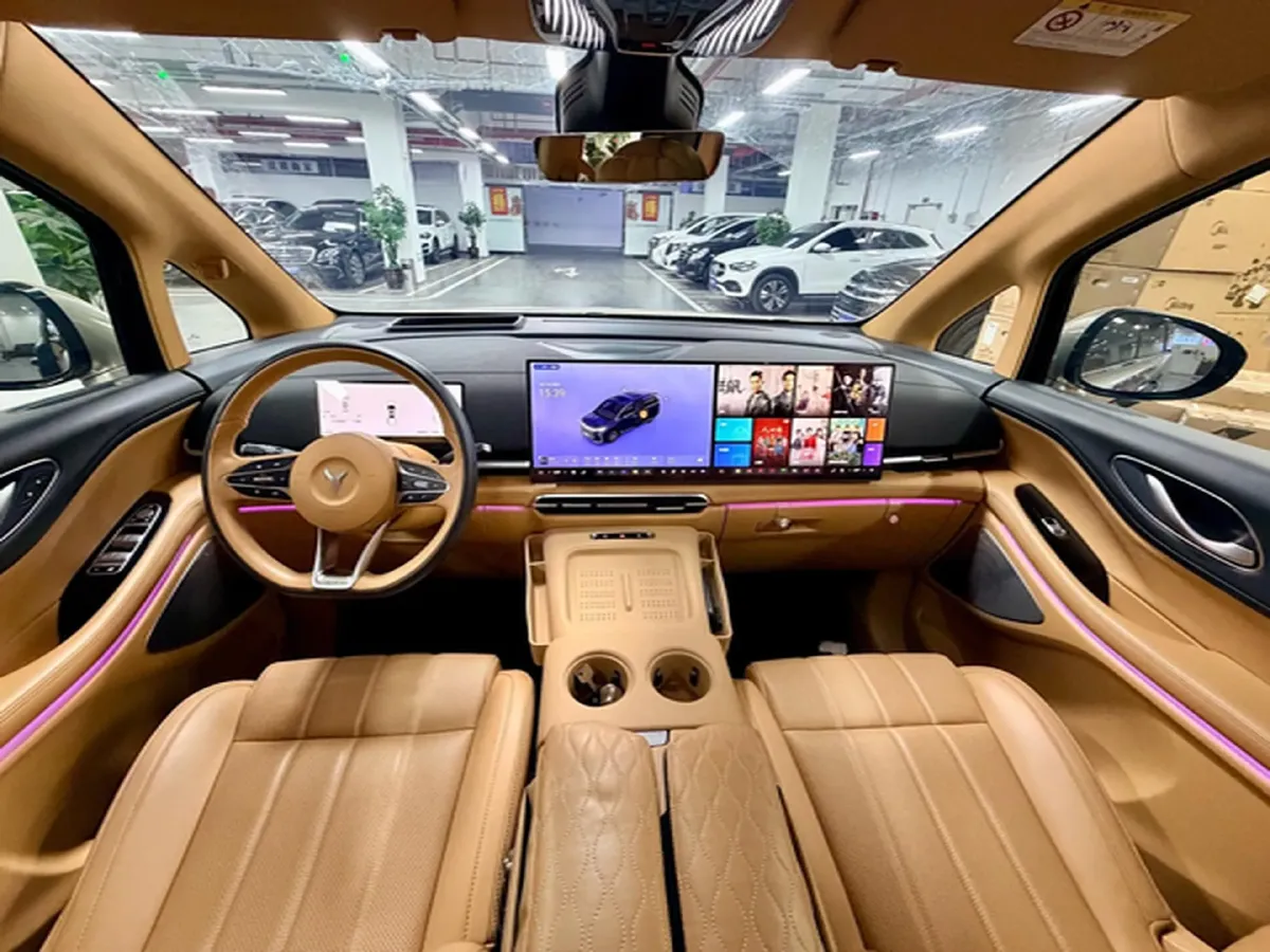 2025 Voyah Dream 1.5T 150HP L4 PHEV 41.7KWH,autocango,china used car exporter,china ev exporter,chinese used car exporter,chinese used ev exporter