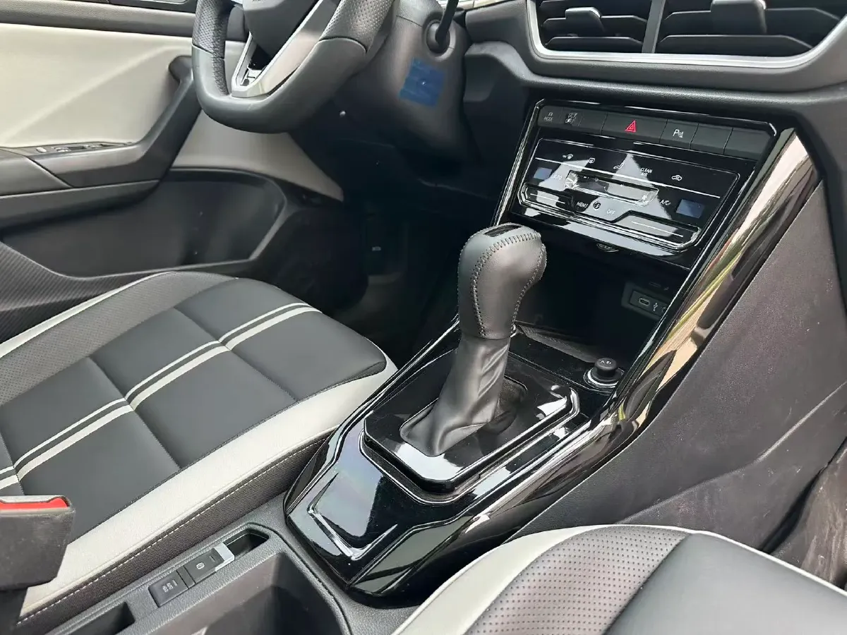 2023 Volkswagen T-Roc 1.5T 160HP L4 7DCT,autocango,china used car exporter,china ev exporter,chinese used car exporter,chinese used ev exporter