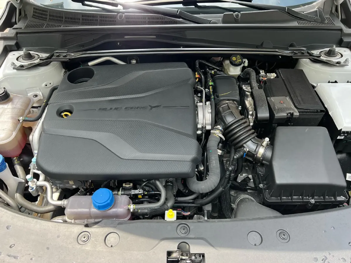 2024 ChangAn UNI-V 1.5T 188HP L4 7DCT,autocango,china used car exporter,china ev exporter,chinese used car exporter,chinese used ev exporter