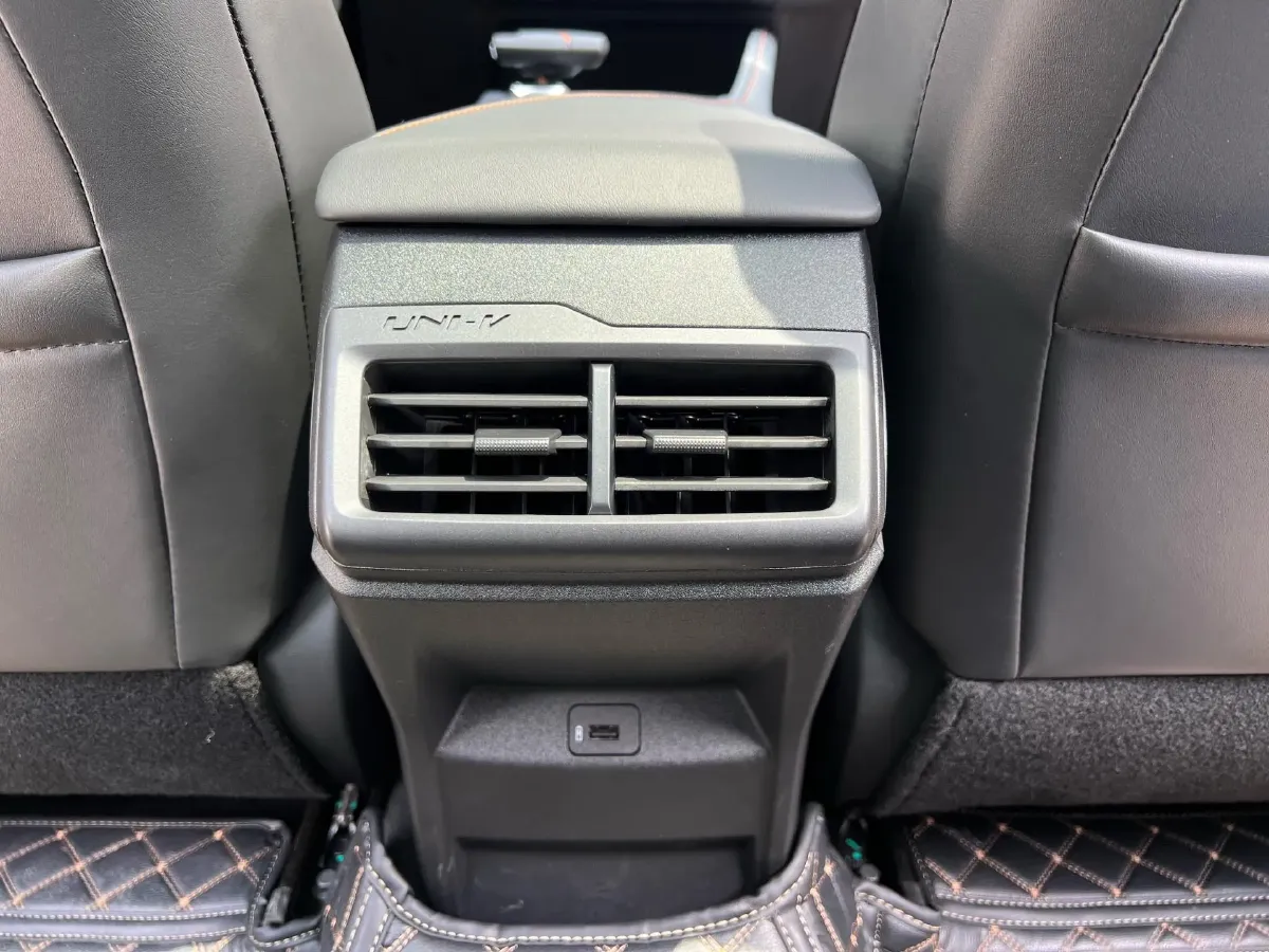 2024 ChangAn UNI-V 1.5T 188HP L4 7DCT,autocango,china used car exporter,china ev exporter,chinese used car exporter,chinese used ev exporter