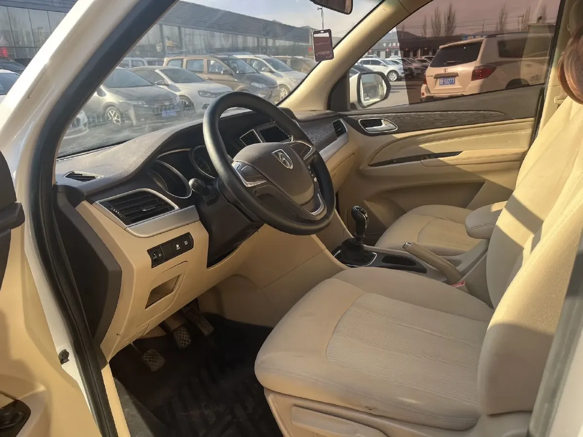 2019 BaoJun 730 1.5L 105HP L4 6MT,autocango,china used car exporter,china ev exporter,chinese used car exporter,chinese used ev exporter