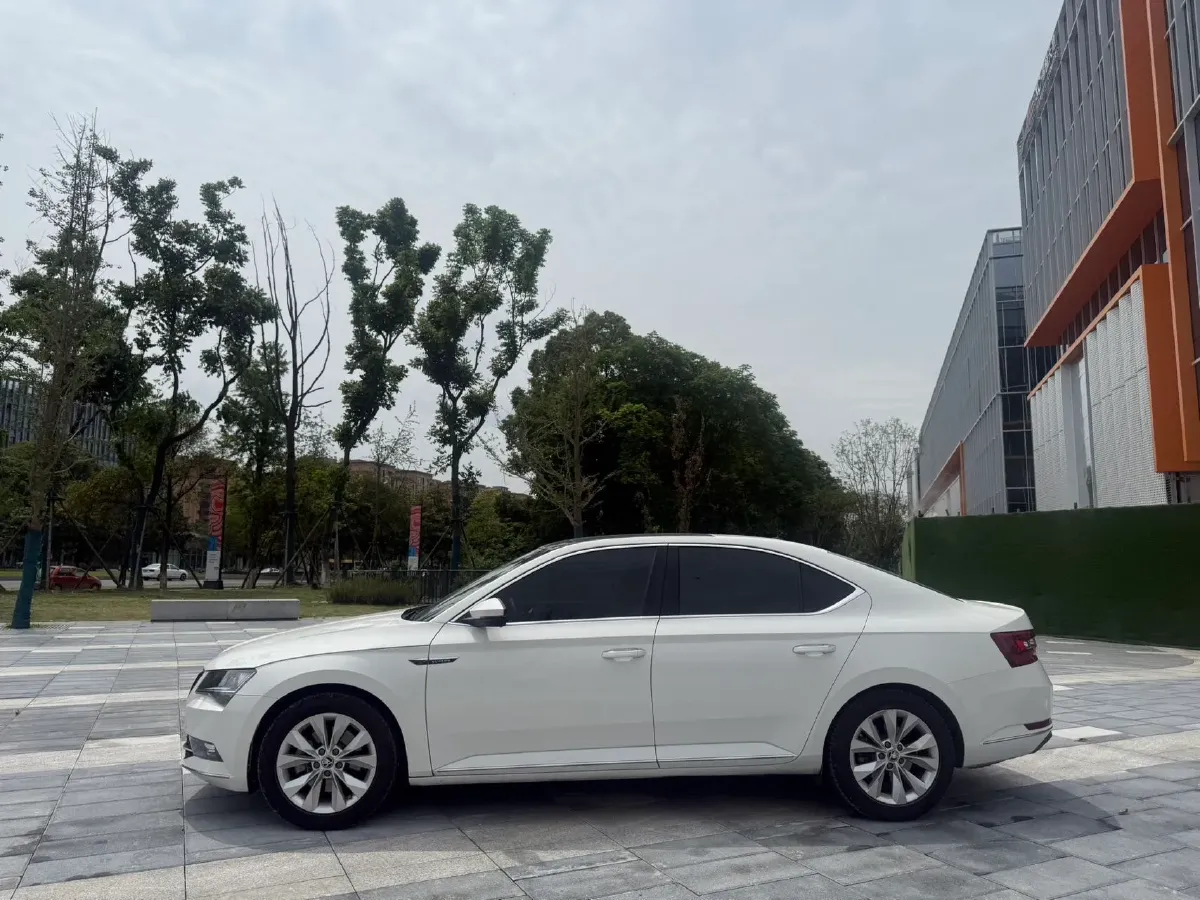 2019 Skoda Superb 1.4T 150HP L4 7DCT,autocango,china used car exporter,china ev exporter,chinese used car exporter,chinese used ev exporter
