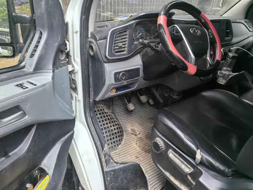 2023 MAXUS XinTu V80 2.0T 127HP L4 6MT,autocango,china used car exporter,china ev exporter,chinese used car exporter,chinese used ev exporter