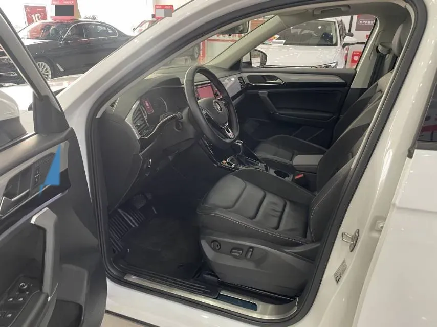 2019 Jeep Cherokee 2.0T 234HP L4 9AT,autocango,china used car exporter,china ev exporter,chinese used car exporter,chinese used ev exporter