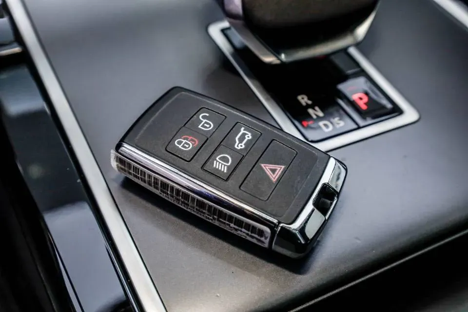 2024 Land Rover Range Rover Velar 2.0T 250HP L4 8AT,autocango,china used car exporter,china ev exporter,chinese used car exporter,chinese used ev exporter