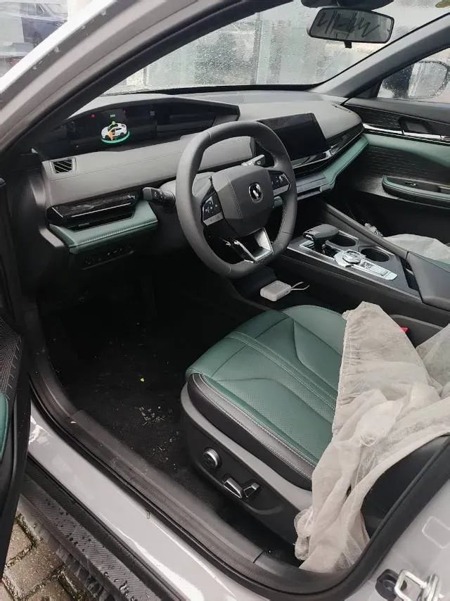 2024 ChangAn UNI-V iDD 1.5L 110HP L4 E-CVT PHEV 18.99KWH,autocango,china used car exporter,china ev exporter,chinese used car exporter,chinese used ev exporter