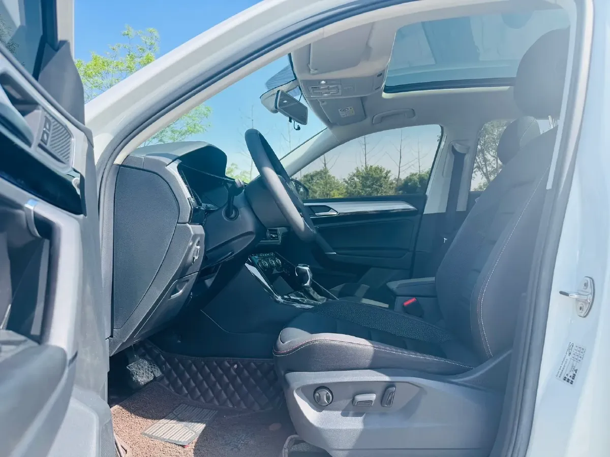 2019 MINI CLUBMAN 1.5T 102HP L3 6AT,autocango,china used car exporter,china ev exporter,chinese used car exporter,chinese used ev exporter