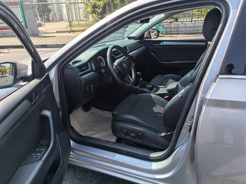 2018 Skoda Superb 1.8T 180HP L4 7DCT,autocango,china used car exporter,china ev exporter,chinese used car exporter,chinese used ev exporter