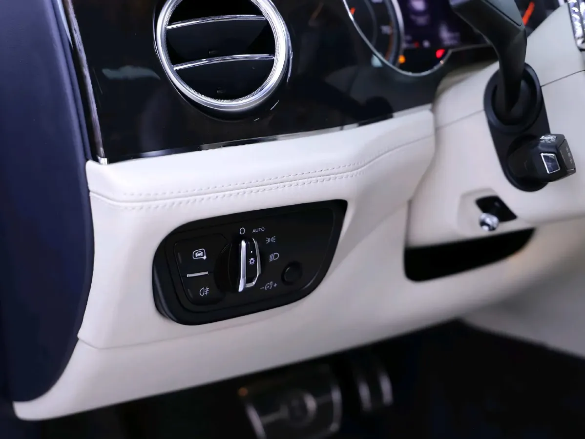 2018 Bentley Bentayga 4.0T 550HP V8 8AT,autocango,china used car exporter,china ev exporter,chinese used car exporter,chinese used ev exporter