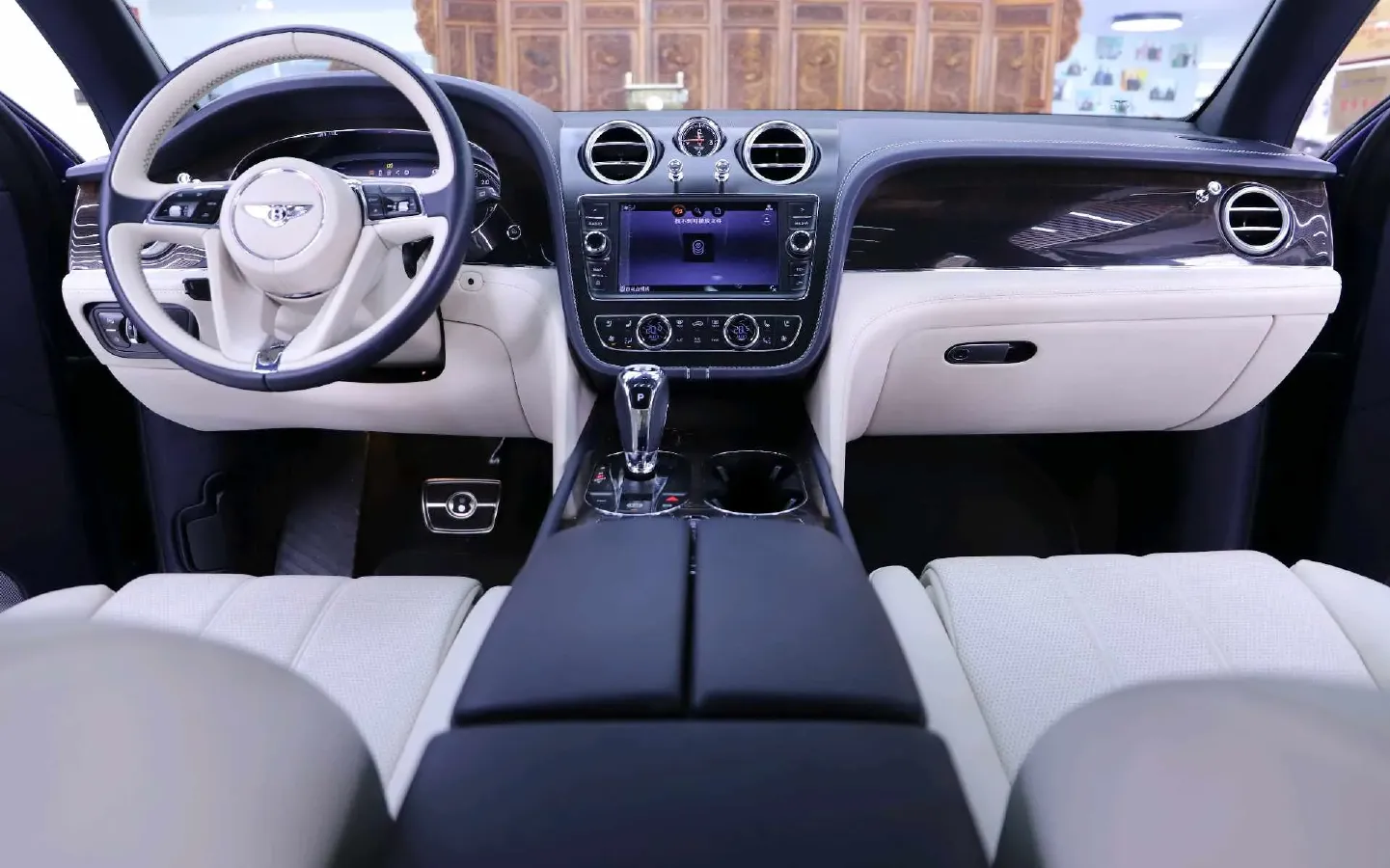 2018 Bentley Bentayga 4.0T 550HP V8 8AT,autocango,china used car exporter,china ev exporter,chinese used car exporter,chinese used ev exporter