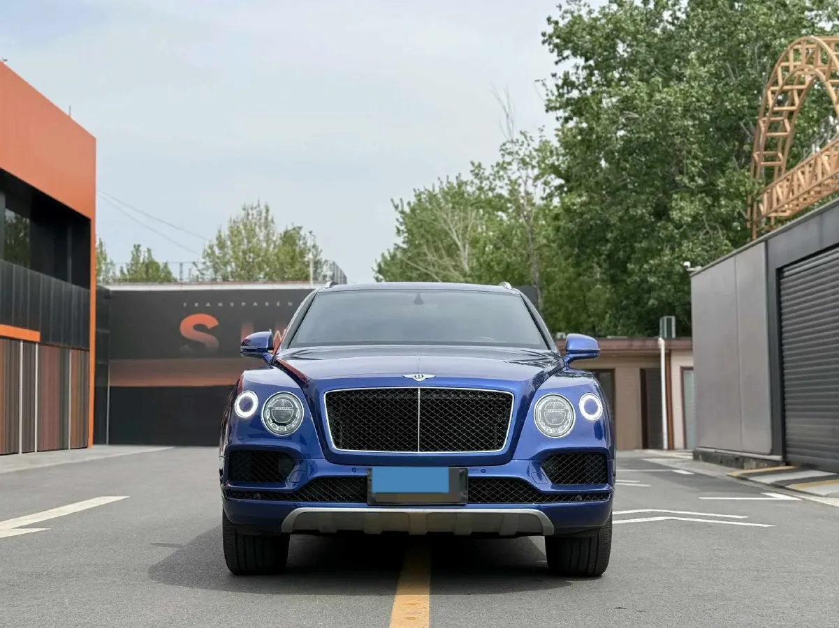 2018 Bentley Bentayga 4.0T 550HP V8 8AT,autocango,china used car exporter,china ev exporter,chinese used car exporter,chinese used ev exporter