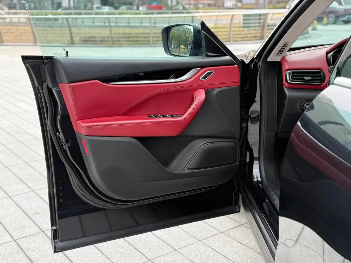 2022 Maserati Levante 2.0T 330HP L4 8AT,autocango,china used car exporter,china ev exporter,chinese used car exporter,chinese used ev exporter