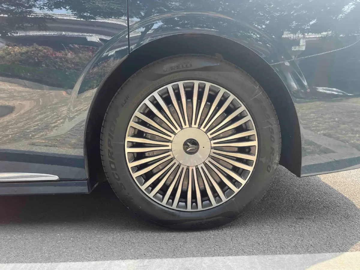 2025 Voyah Dream 1.5T 150HP L4 PHEV 41.7KWH,autocango,china used car exporter,china ev exporter,chinese used car exporter,chinese used ev exporter