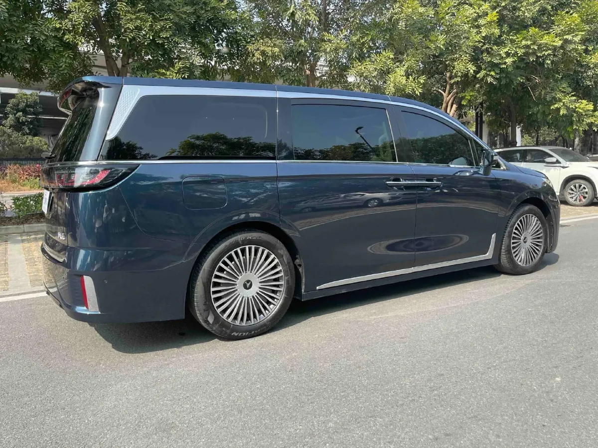 2025 Voyah Dream 1.5T 150HP L4 PHEV 41.7KWH,autocango,china used car exporter,china ev exporter,chinese used car exporter,chinese used ev exporter