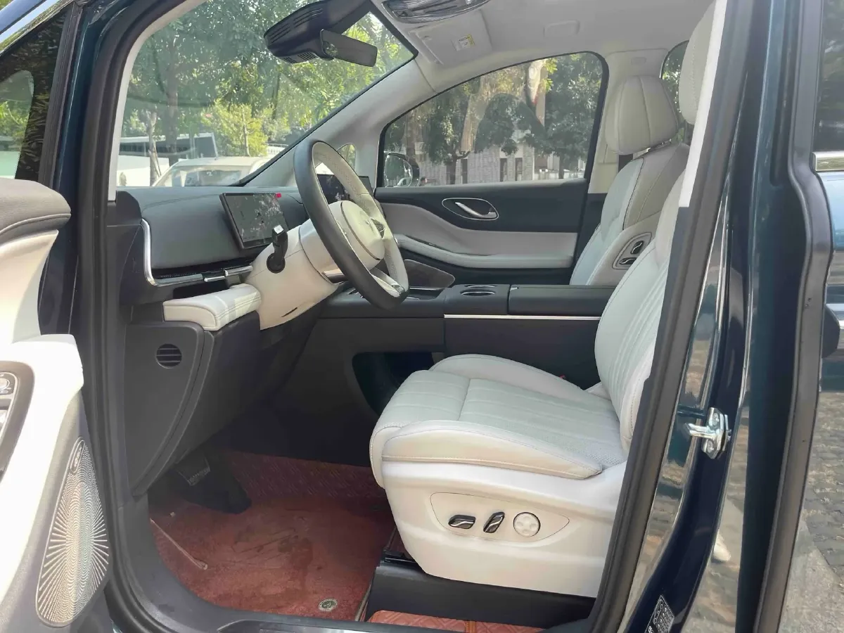 2025 Voyah Dream 1.5T 150HP L4 PHEV 41.7KWH,autocango,china used car exporter,china ev exporter,chinese used car exporter,chinese used ev exporter