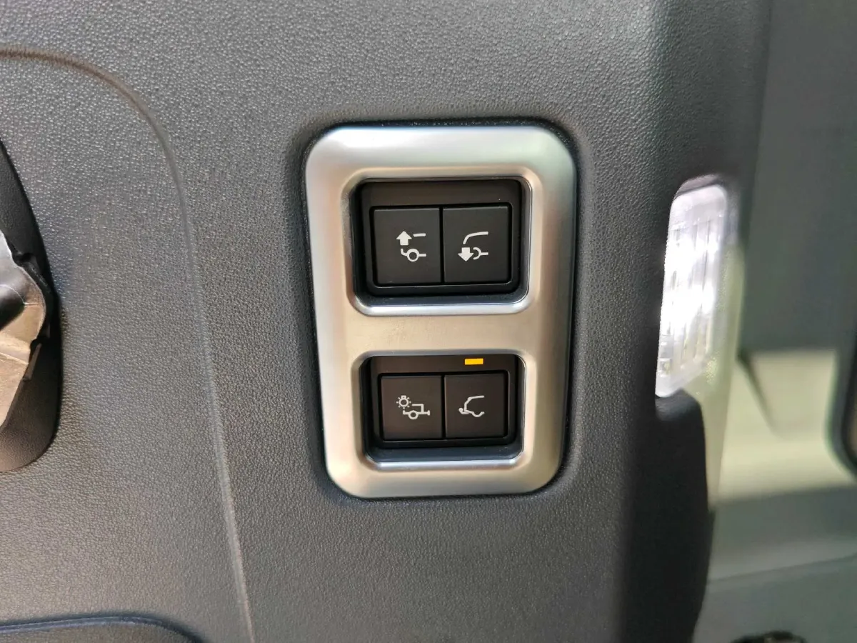 2021 Land Rover Defender 3.0T 400HP L6 8AT,autocango,china used car exporter,china ev exporter,chinese used car exporter,chinese used ev exporter