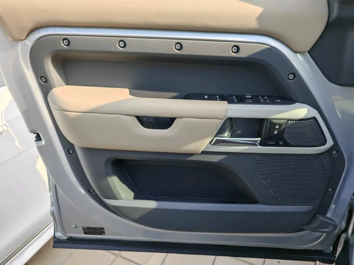 2021 Land Rover Defender 3.0T 400HP L6 8AT,autocango,china used car exporter,china ev exporter,chinese used car exporter,chinese used ev exporter