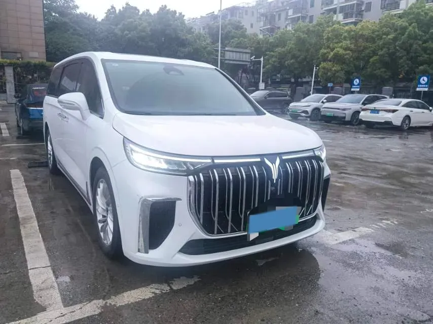 2024 Voyah Dream 1.5T 150HP L4 PHEV 43KWH,autocango,china used car exporter,china ev exporter,chinese used car exporter,chinese used ev exporter