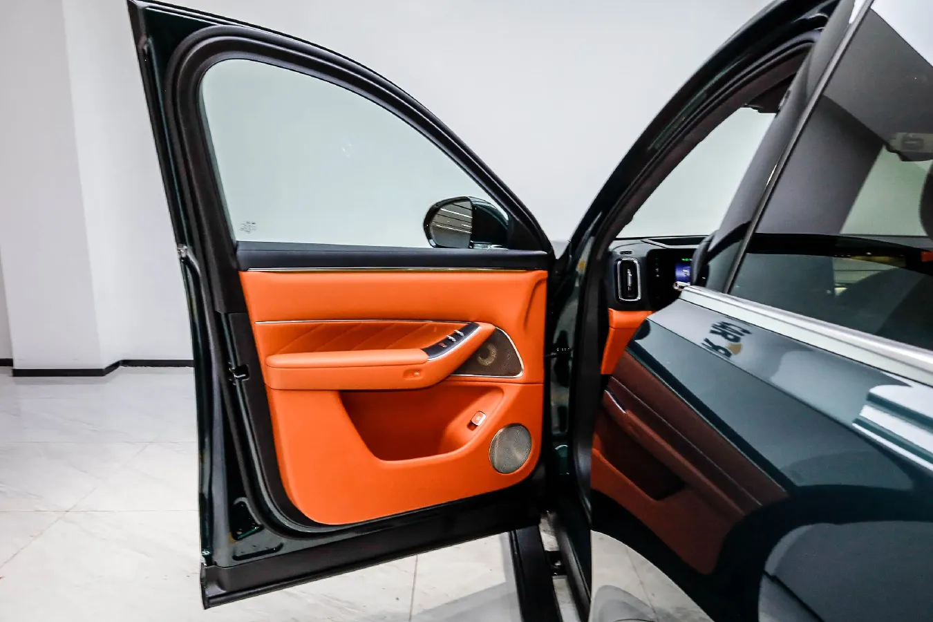 2025 AITO AITO M8 REEV 160HP REEV 53.4KWH,autocango,china used car exporter,china ev exporter,chinese used car exporter,chinese used ev exporter