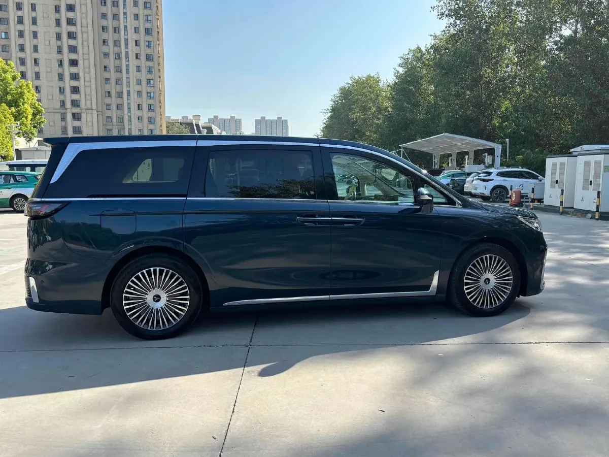 2025 Voyah Dream 1.5T 150HP L4 PHEV 41.7KWH,autocango,china used car exporter,china ev exporter,chinese used car exporter,chinese used ev exporter