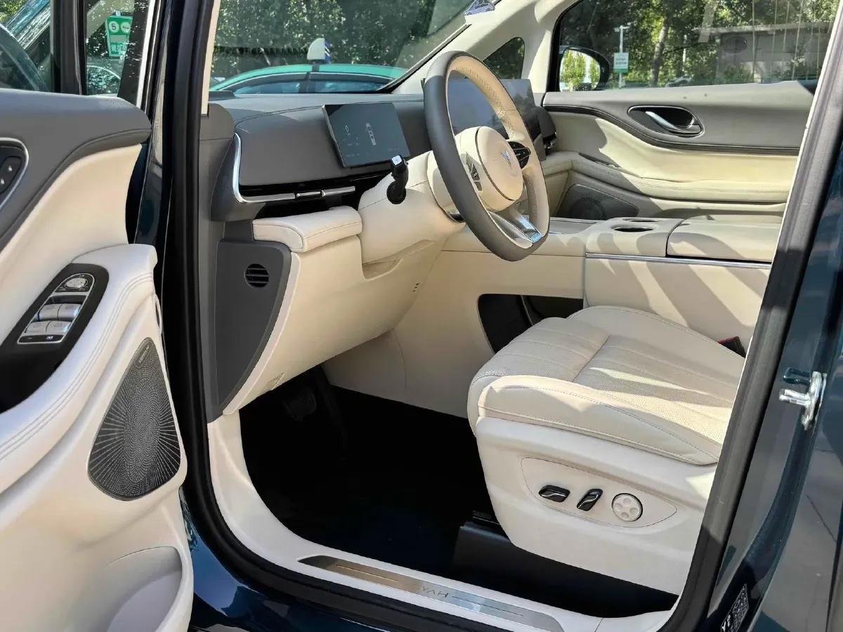 2025 Voyah Dream 1.5T 150HP L4 PHEV 41.7KWH,autocango,china used car exporter,china ev exporter,chinese used car exporter,chinese used ev exporter