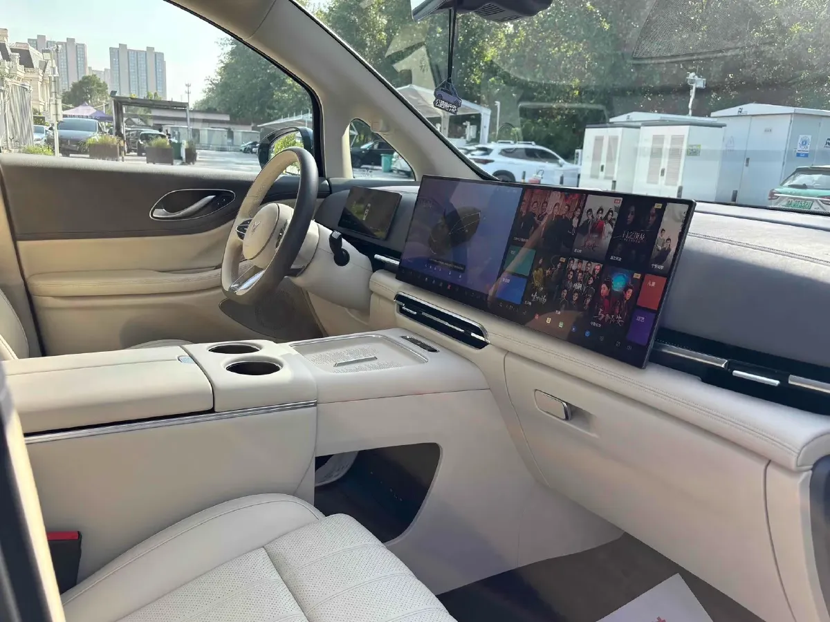 2025 Voyah Dream 1.5T 150HP L4 PHEV 41.7KWH,autocango,china used car exporter,china ev exporter,chinese used car exporter,chinese used ev exporter