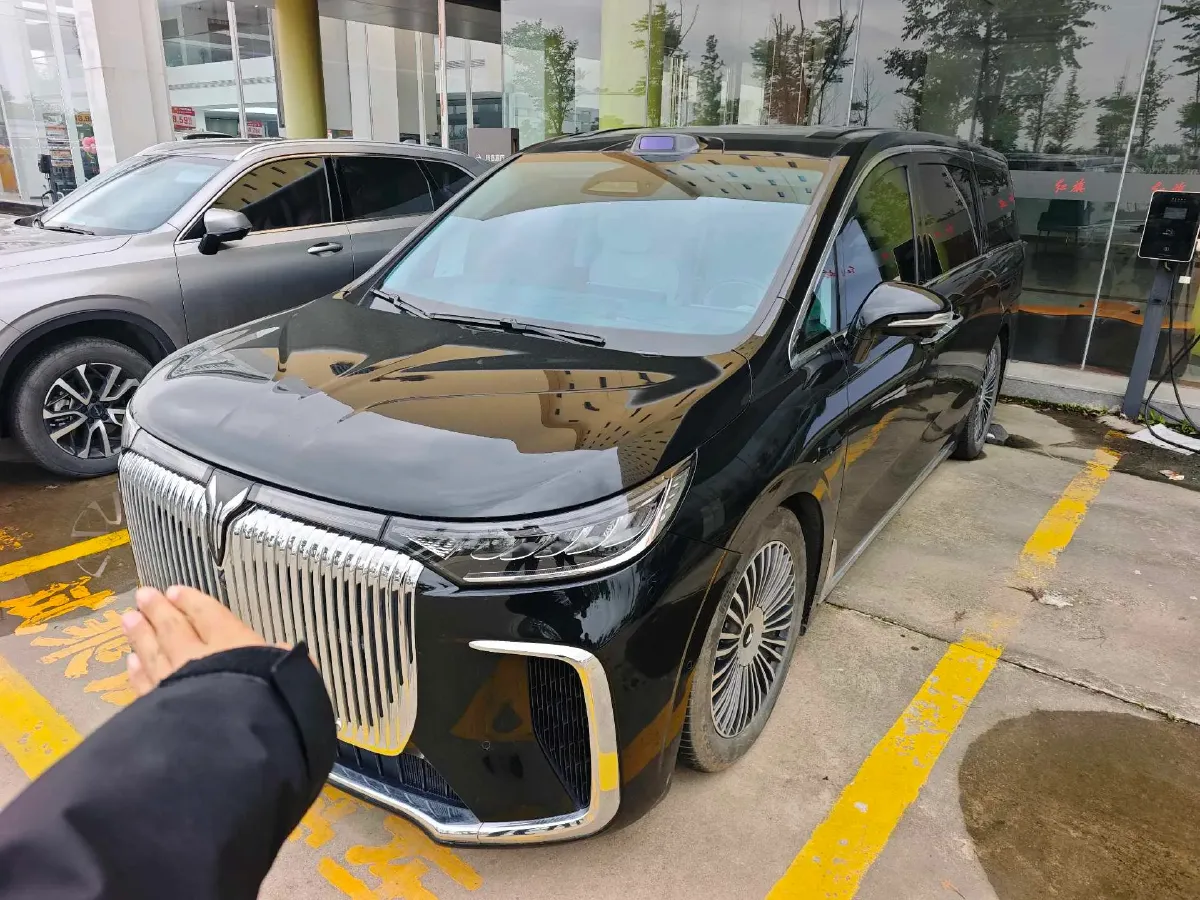 2025 Voyah Dream 1.5T 150HP L4 PHEV 41.7KWH,autocango,china used car exporter,china ev exporter,chinese used car exporter,chinese used ev exporter