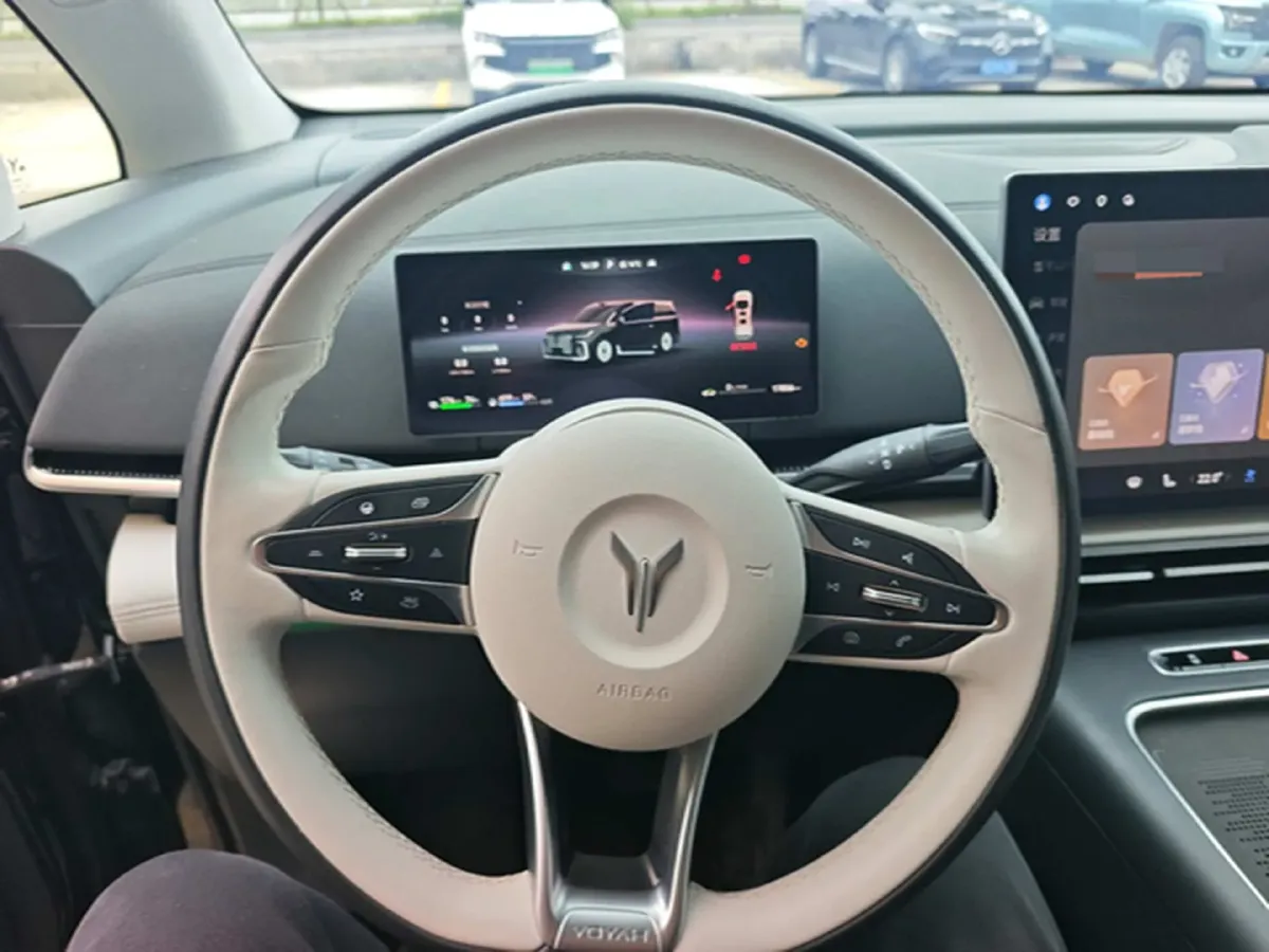 2025 Voyah Dream 1.5T 150HP L4 PHEV 41.7KWH,autocango,china used car exporter,china ev exporter,chinese used car exporter,chinese used ev exporter