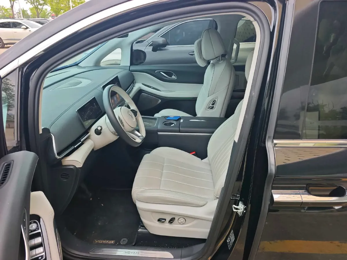 2025 Voyah Dream 1.5T 150HP L4 PHEV 41.7KWH,autocango,china used car exporter,china ev exporter,chinese used car exporter,chinese used ev exporter