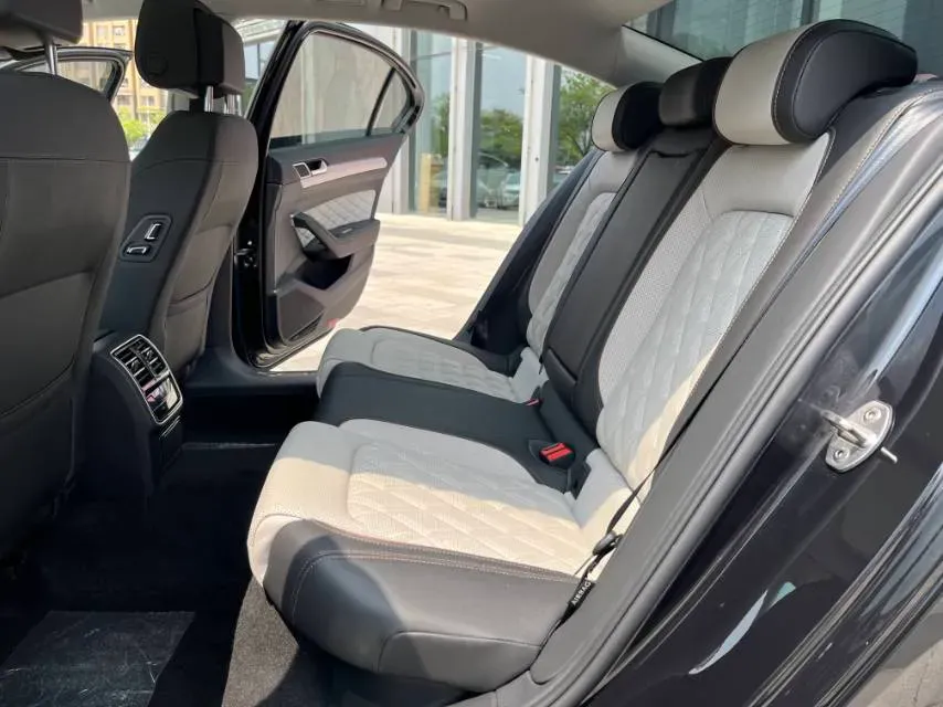 2023 Volkswagen Magotan 2.0T 186HP L4 7DCT,autocango,china used car exporter,china ev exporter,chinese used car exporter,chinese used ev exporter