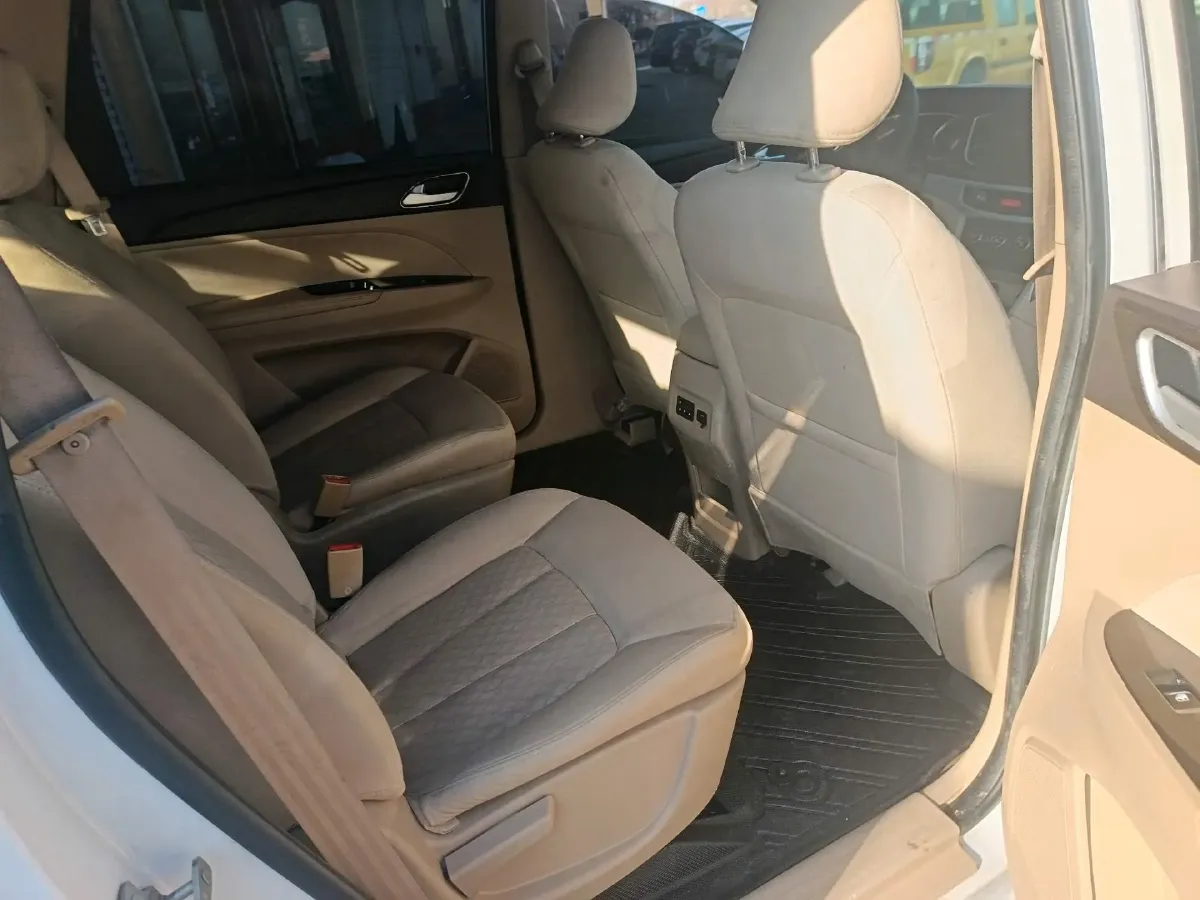 2019 BaoJun 730 1.5L 105HP L4 6MT,autocango,china used car exporter,china ev exporter,chinese used car exporter,chinese used ev exporter