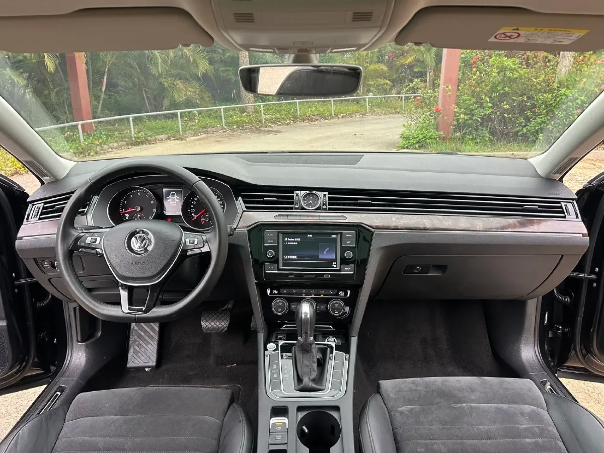 2017 Volkswagen Magotan 1.8T 180HP L4 7DCT,autocango,china used car exporter,china ev exporter,chinese used car exporter,chinese used ev exporter