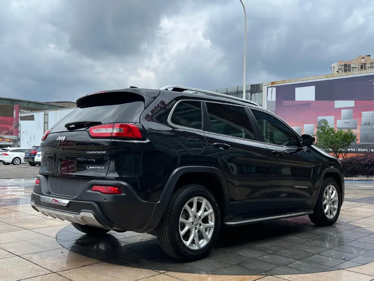 2017 Jeep Cherokee 2.0L 155HP L4 9AT,autocango,china used car exporter,china ev exporter,chinese used car exporter,chinese used ev exporter