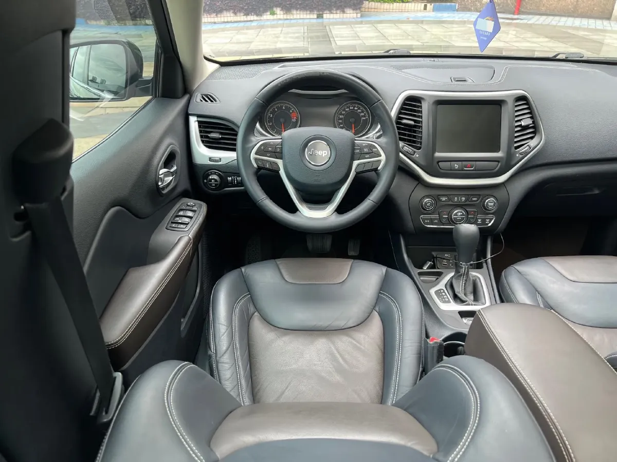 2017 Jeep Cherokee 2.0L 155HP L4 9AT,autocango,china used car exporter,china ev exporter,chinese used car exporter,chinese used ev exporter