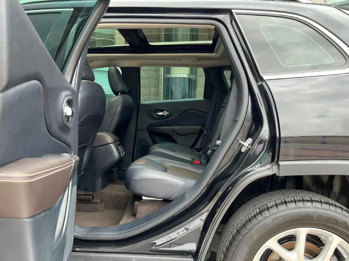 2017 Jeep Cherokee 2.0L 155HP L4 9AT,autocango,china used car exporter,china ev exporter,chinese used car exporter,chinese used ev exporter