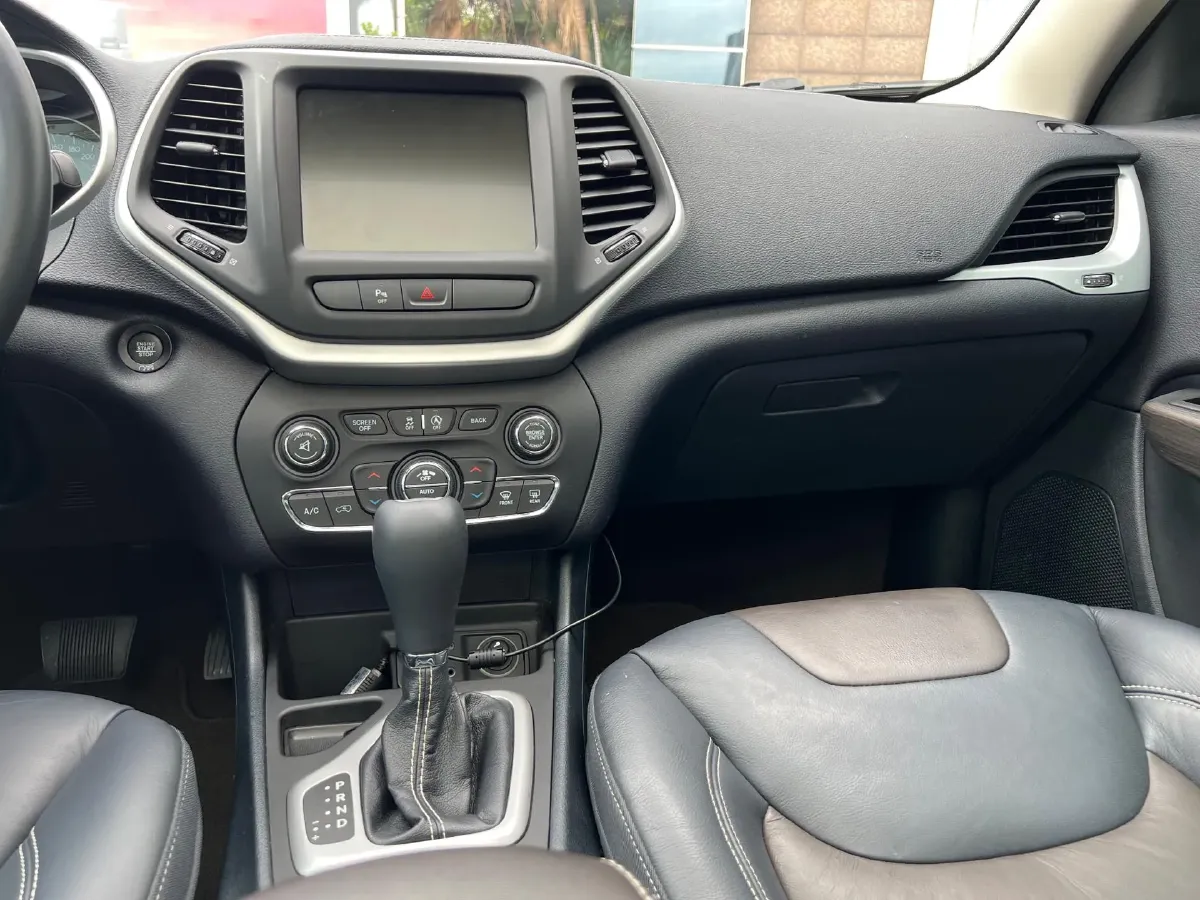 2017 Jeep Cherokee 2.0L 155HP L4 9AT,autocango,china used car exporter,china ev exporter,chinese used car exporter,chinese used ev exporter