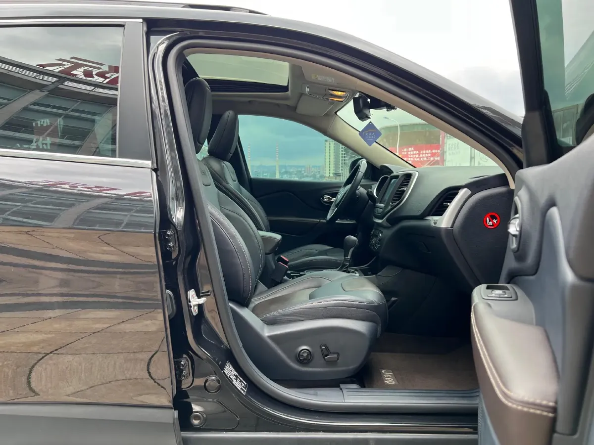 2017 Jeep Cherokee 2.0L 155HP L4 9AT,autocango,china used car exporter,china ev exporter,chinese used car exporter,chinese used ev exporter