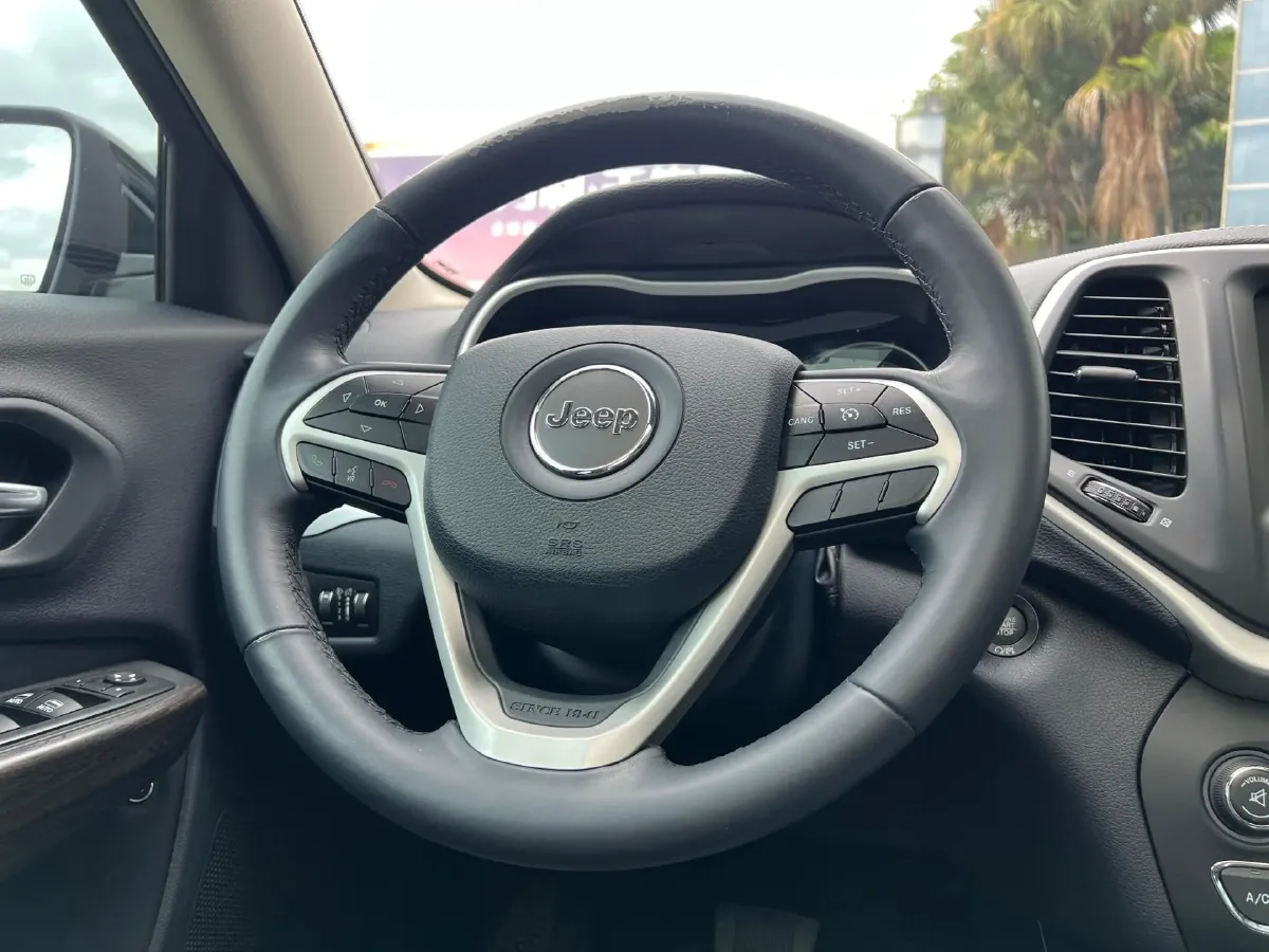 2017 Jeep Cherokee 2.0L 155HP L4 9AT,autocango,china used car exporter,china ev exporter,chinese used car exporter,chinese used ev exporter