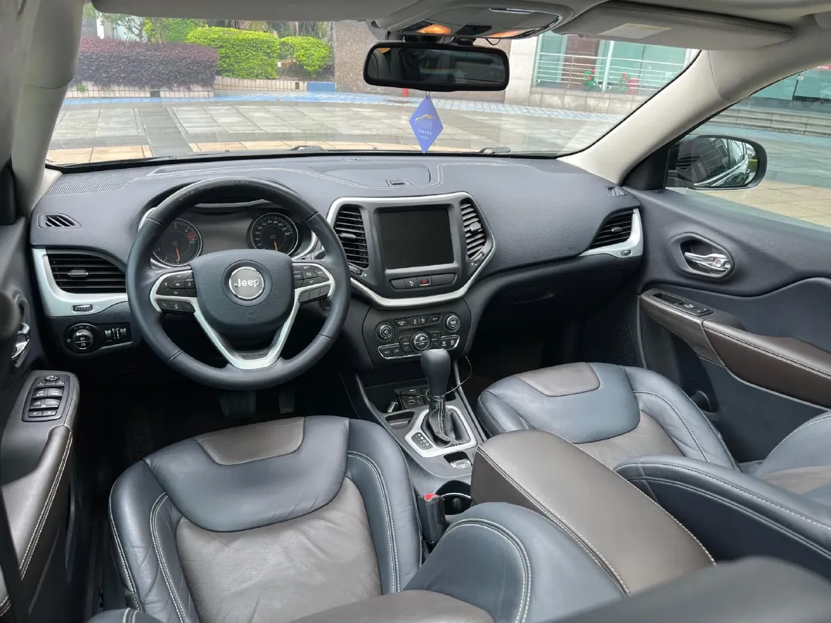 2017 Jeep Cherokee 2.0L 155HP L4 9AT,autocango,china used car exporter,china ev exporter,chinese used car exporter,chinese used ev exporter