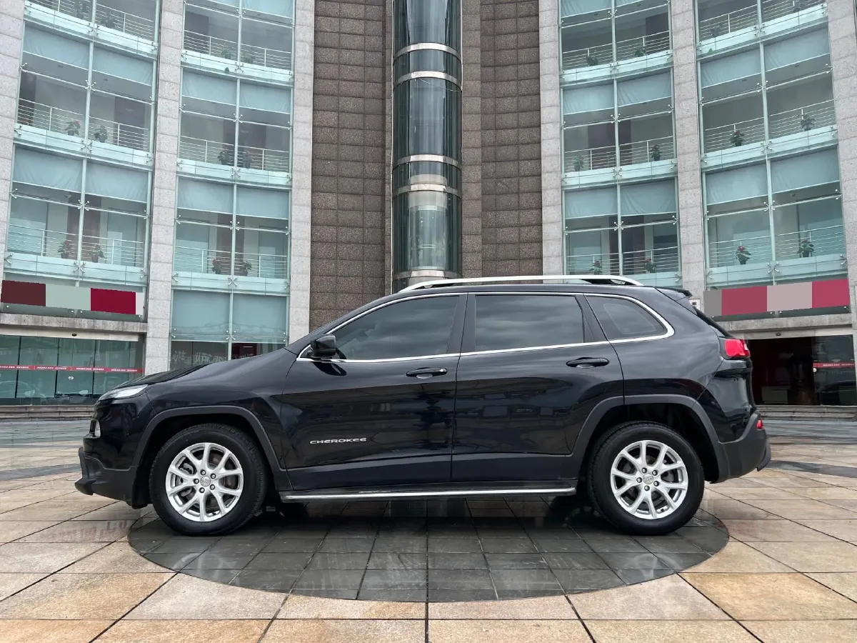 2017 Jeep Cherokee 2.0L 155HP L4 9AT,autocango,china used car exporter,china ev exporter,chinese used car exporter,chinese used ev exporter