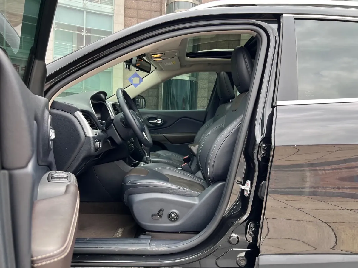 2017 Jeep Cherokee 2.0L 155HP L4 9AT,autocango,china used car exporter,china ev exporter,chinese used car exporter,chinese used ev exporter