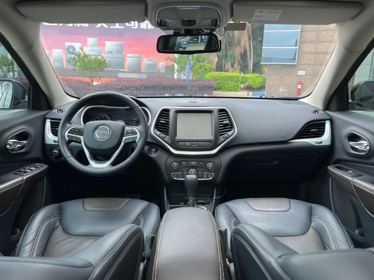 2017 Jeep Cherokee 2.0L 155HP L4 9AT,autocango,china used car exporter,china ev exporter,chinese used car exporter,chinese used ev exporter