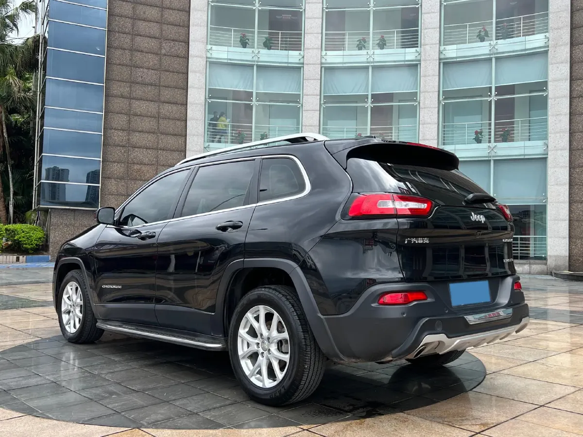 2017 Jeep Cherokee 2.0L 155HP L4 9AT,autocango,china used car exporter,china ev exporter,chinese used car exporter,chinese used ev exporter