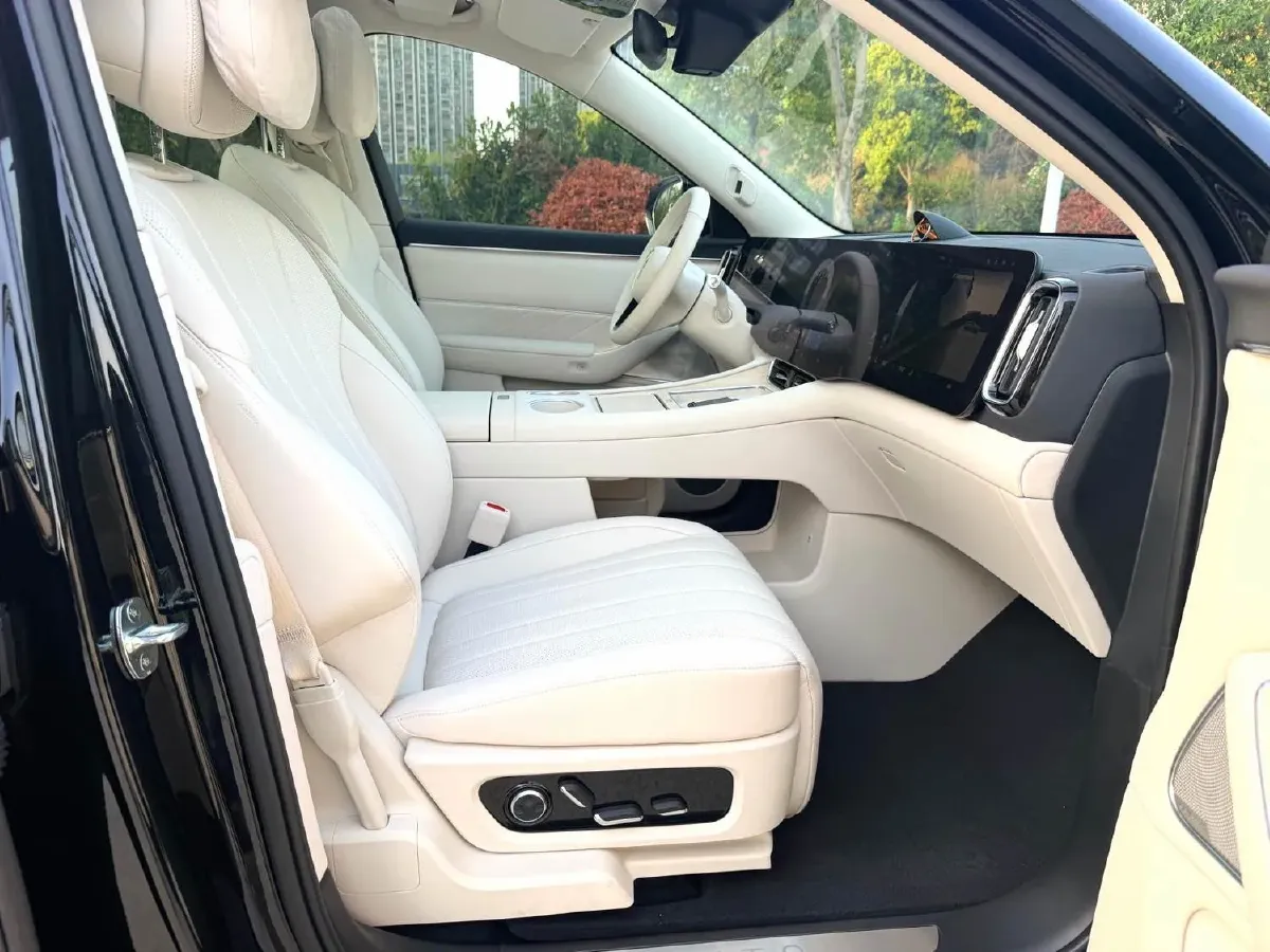 2025 AITO AITO M8 REEV 160HP REEV 53.4KWH,autocango,china used car exporter,china ev exporter,chinese used car exporter,chinese used ev exporter