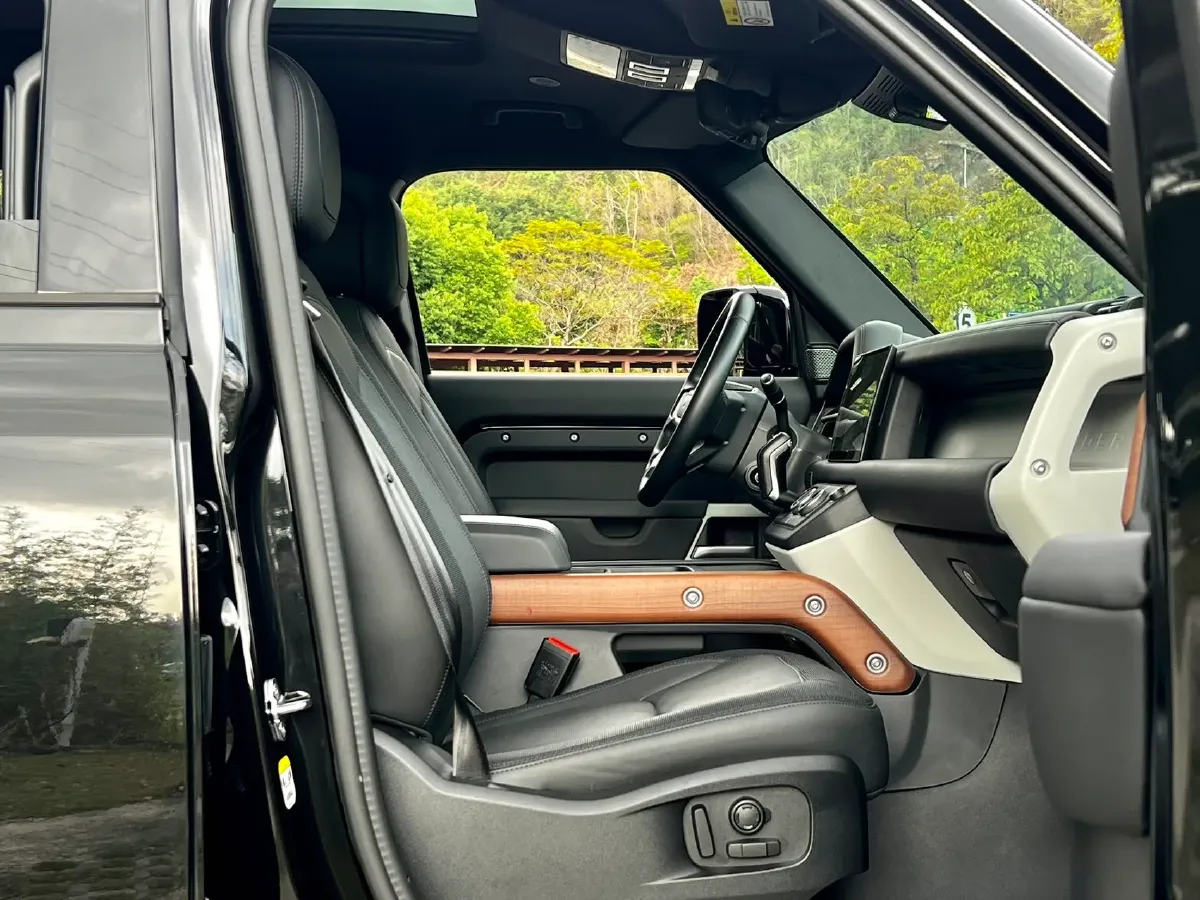 2024 Land Rover Defender 3.0T 400HP L6 8AT,autocango,china used car exporter,china ev exporter,chinese used car exporter,chinese used ev exporter