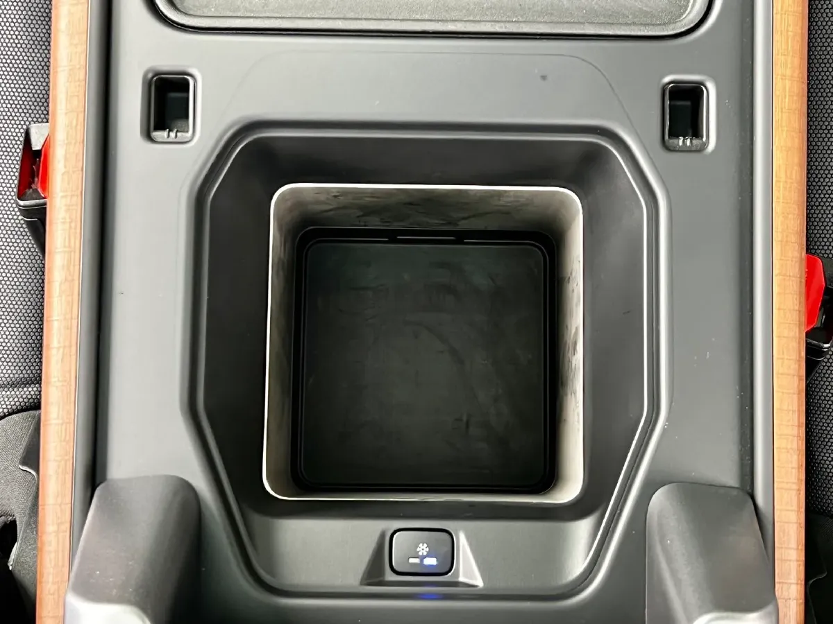 2024 Land Rover Defender 3.0T 400HP L6 8AT,autocango,china used car exporter,china ev exporter,chinese used car exporter,chinese used ev exporter