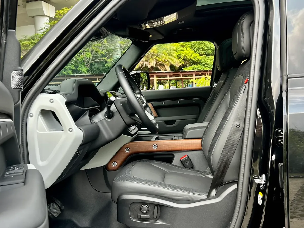 2024 Land Rover Defender 3.0T 400HP L6 8AT,autocango,china used car exporter,china ev exporter,chinese used car exporter,chinese used ev exporter