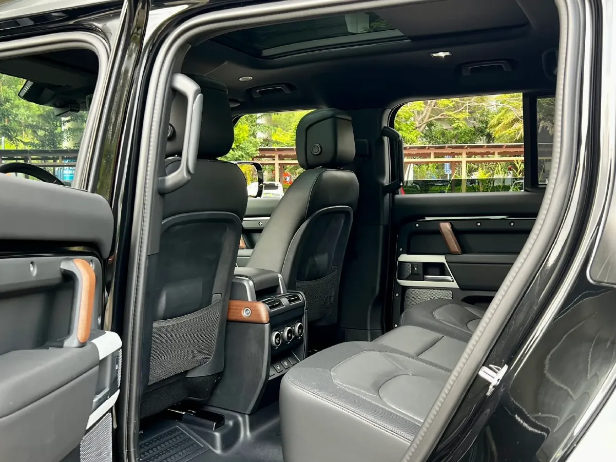 2024 Land Rover Defender 3.0T 400HP L6 8AT,autocango,china used car exporter,china ev exporter,chinese used car exporter,chinese used ev exporter