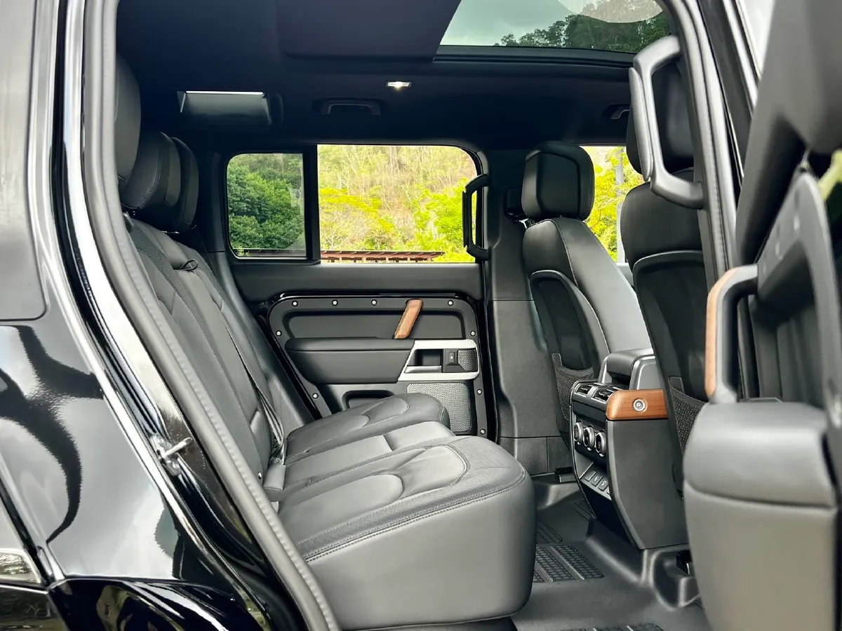 2024 Land Rover Defender 3.0T 400HP L6 8AT,autocango,china used car exporter,china ev exporter,chinese used car exporter,chinese used ev exporter